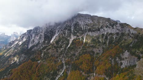 Idyllische-Berglandschaft-Zum-Klettern-Und-Wandern-In-Der-Natur-Im-Herbst-Mit-Wald-Und-Felsen