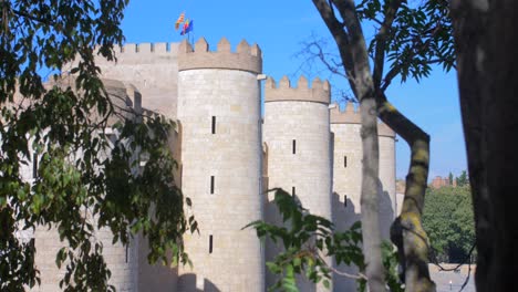 Histórico-Y-Famoso-Palacio-De-La-Aljafería-Durante-El-Día-En-Zaragoza,-Aragón,-España