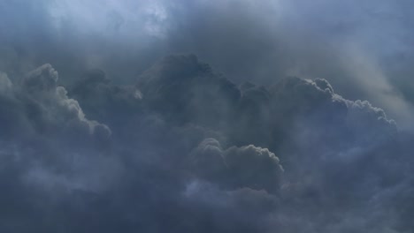 4k-Gewitter,-Dicke-Weiße-Wolken-Am-Himmel,-Die-Sich-Bewegen