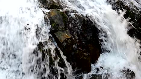 Aufnahmen-Von-Schnellem-Wasser,-Das-über-Felsen-Im-Berg-Fließt