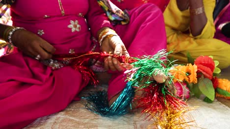 Hände-Einer-Frau,-Die-Farbenfrohe-Traditionelle-Ornamente-Im-Muslimischen-Noondpura-dorf,-Rajasthan,-Herstellt