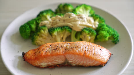 grilled-salmon-fillet-steak-with-broccoli---healthy-food-style