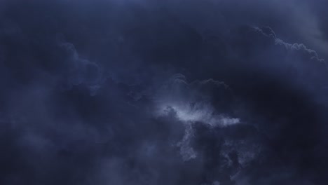 Nubes-Cumulonimbus-Gruesas-Y-Cinematográficas-En-El-Cielo-Oscuro-Y-La-Tormenta