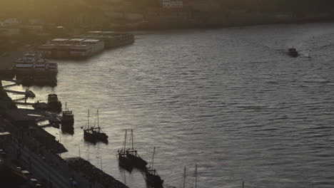 Traditionelles-Segelboot,-Das-Bei-Warmem-Sonnenuntergang-Am-Ufer-Des-Douro-flusses-In-Porto-Villa-Nova-De-Gaia-Festgemacht-Ist