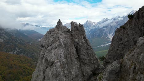 Hoher-Felsiger-Gipfel-Eines-Berges-In-Den-Alpen-Mit-Einem-Erstaunlichen-Hintergrund-Von-Tal,-Forstwirtschaft-Und-Wolken