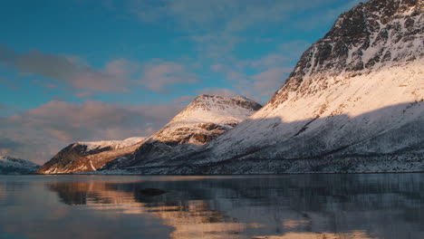 Atemberaubende-Kamerafahrt-Aus-Niedriger-Höhe-Am-Rand-Eines-Fjords-In-Norwegen