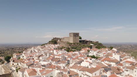 Historical-town-of-Castelo-de-Vide-with-Middle-Ages-hilltop-Castle,-Alto-Alentejo,-Portugal