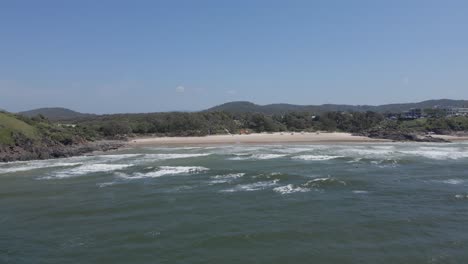 Seelandschaft-Und-Landspitze-Am-Cabarita-Beach-In-Nsw,-Australien---Luftdrohnenaufnahme