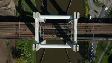 Ein-Intercity-Ns-Sprinter-überquert-Die-Eisenbahnbrücke-In-New-Gouwe-O