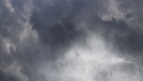 Durchfliegen-In-Grauen-Wolken-Mit-Gewitter-Am-Himmel