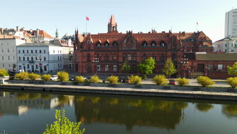 Edificio-Junto-Al-Río-De-La-Oficina-Principal-De-Correos-De-Bydgoszcz-En-El-Norte-De-Polonia