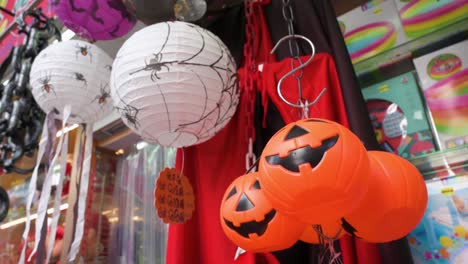 Los-Adornos-Decorativos-Del-Tema-De-La-Calabaza-De-Halloween-Se-Venden-En-Una-Tienda-Días-Antes-De-Halloween-En-Hong-Kong