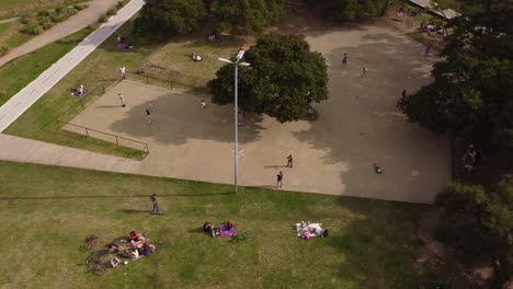 Luftbahnaufnahme,-Die-Menschen-Zeigt,-Die-An-Sonnigen-Tagen-Im-Vicente-Lopez-Park-Chillen-Und-Skaten---Buenos-Aires,-Argentinien