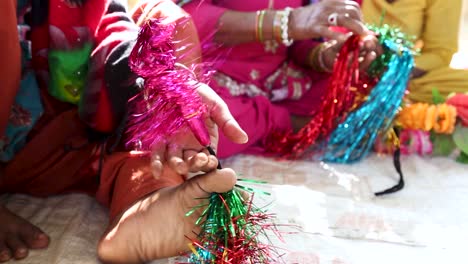 Mujeres-Creando-Adornos-Tradicionales-Con-Ayuda-De-Manos-Y-Pies-En-La-Aldea-De-Noondpura,-Rajasthan