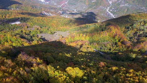 Herbstlandschaft-Mit-Lebendiger-Laubstruktur-An-Hängen-Eines-Berges-über-Dem-Schönen-Tal-In-Albanien