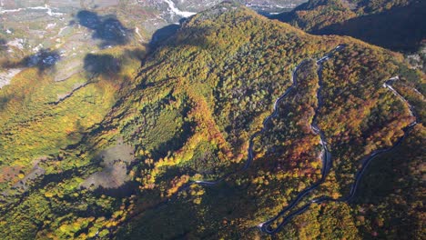 Bergwaldlandschaft-Im-Herbst-In-Theth-Albanien,-Ein-Topziel-Zum-Wandern-Und-Klettern