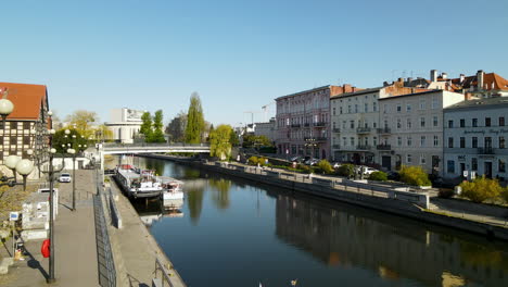 Vista-Panorámica-Del-Canal-De-Agua-De-La-Ciudad-De-Brda-En-Bydgoszcz,-Polonia