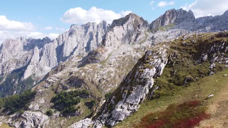 Malerischer-Berghintergrund-Im-Prokletije-nationalpark,-Montenegro---Kreisende-Pfanne