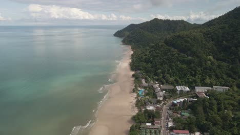 aerial-ascending-shot-of-Tropical-island-village-with-resorts,-jungle-and-beach-on-Koh-Chang
