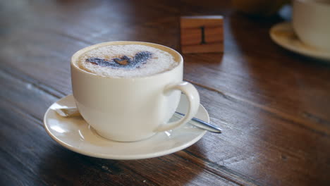 Kaffee-Servieren-Und-Auf-Den-Tisch-Stellen