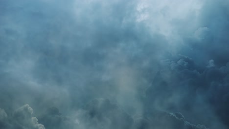 Gruesas-Nubes-Cinematográficas-En-El-Cielo-Oscuro-Y-Tormenta