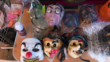 Zahlreiche-Halloween-Horror-Kostüme-Und-Schurkenmasken-Werden-Tage-Vor-Halloween-An-Einem-Stand-In-Hongkong-Der-Öffentlichkeit-Zum-Verkauf-Angeboten