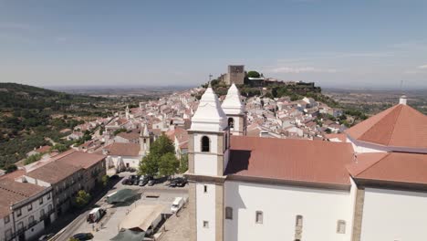 Church-of-Santa-Maria-da-Devesa-and-castle-ruins-in-background,-Castelo-de-Vide-in-Portugal