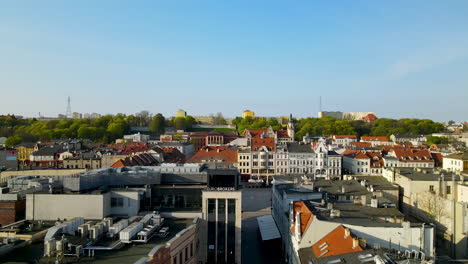 Luftaufnahme-Mit-Schönem-Stadtbild-Der-Stadt-Bydgoszcz-In-Polen---Moderne-Gebäude-Und-Wald-Mit-Apartmentkomplex-Im-Hintergrund