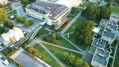 Virginia-Museum-of-Fine-Arts-in-Richmond,-Virginia-|-Aerial-View-Panning-Up-|-Summer-2021