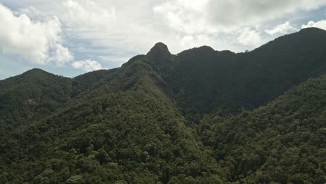 Dolly-Aufnahmen-Aus-Der-Luft-Eines-Mit-Regenwald-Bedeckten-Berges-Auf-Einer-Tropischen-Insel-In-Thailand