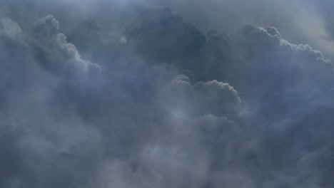 Tormenta-De-4k,-Nube-Oscura-Y-Blanca-En-El-Cielo-En-Movimiento