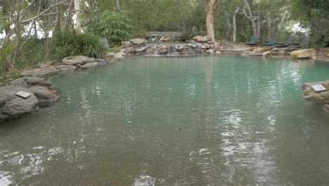 Leerer-Natürlicher-Pool,-Umgeben-Von-Bäumen-Im-Naturschutzgebiet-Thala-Beach-In-Oak-Beach,-Qld,-Australien
