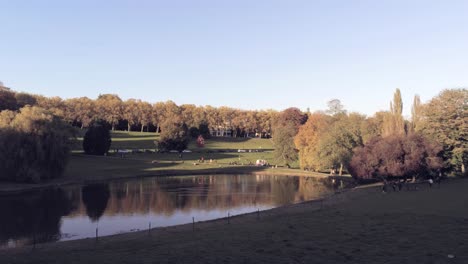 Schatten-Des-Sonnenuntergangs-über-Schönen-Herbstpark-Mit-Teich-Und-Bunten-Bäumen---Parc-Woluwe-Brüssel