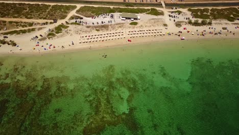 Eine-Drohne-Erhebt-Sich-Am-Himmel-Und-Zeigt-Die-Küste-Apuliens-Aus-Feinem-Sand