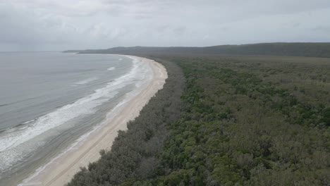 Panorama-Des-Weißen-Sandstrandes-Und-Der-Meereswellen-Auf-North-Stradbroke-Island,-Morton-Bay,-Qld,-Australien