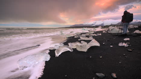 Professioneller-Fotograf-Fotografiert-Den-Berühmten-Diamantstrand-Bei-Sonnenaufgang-In-Island---Plätschernde-Wellen,-Die-Eisberge-Und-Eiswürfel-Am-Schwarzen-Sandstrand-überfluten