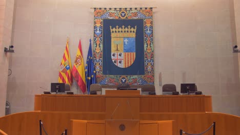 Cortes-Von-Aragon---Leere-Kammer-Der-Gesetzgebenden-Versammlung-Von-Aragon-In-Der-Aljaferia-In-Zaragoza,-Spanien