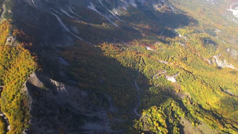Erstaunliche-Berglandschaft-Mit-Dichtem-Wald-Und-Panoramastraße-In-Den-Alpen-Albaniens,-Von-Oben-Gesehen