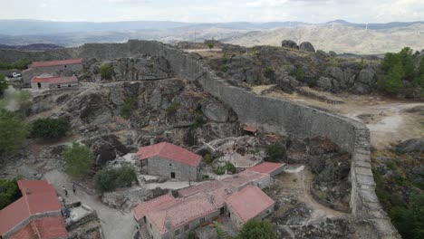 Ruinen-Der-Verteidigungsmauer-Der-Festung-Sortelha,-Die-Dieses-Historische-Dorf-Umgibt