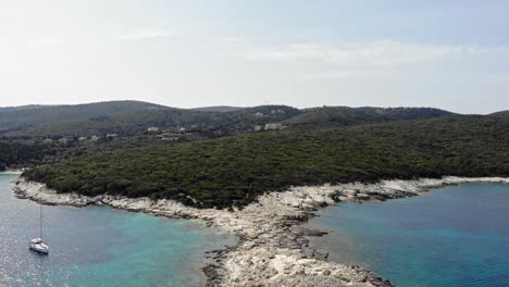 Atemberaubender-Blick-Auf-Den-Emplisi-Strand-Und-Die-Wunderschöne-Insel-Kefalonia-In-Griechenland---Luftaufnahme