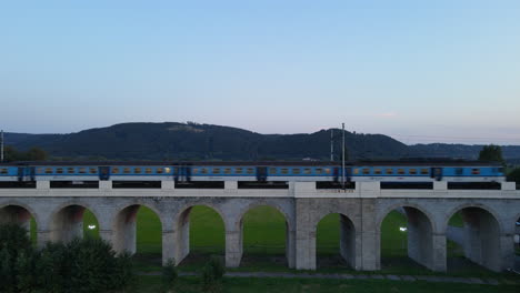 Durchfahrt-Eines-Zuges-Auf-Einer-Eisenbahnbrücke-Vorderansicht-Der-Brücke