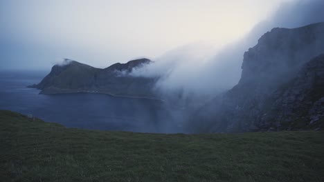 Nubes-Rodando-Sobre-La-Cordillera-En-Værøy,-Noruega