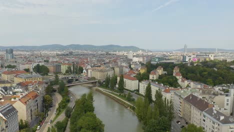 Donau-Und-Wien-Stadtbild-Mit-Fähre-Und-Geschäftsviertel