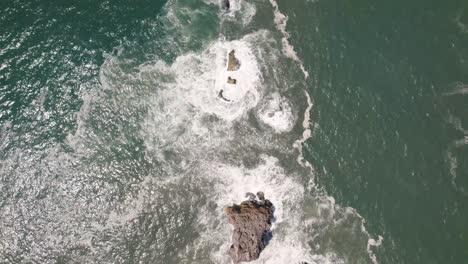 Luftaufnahme-Von-Oben-Nach-Unten-Meeresoberfläche-Enthüllen-Leuchtturm-Aussichtspunkt-Von-Nazaré-Auf-Einer-Klippe-Vorahnend