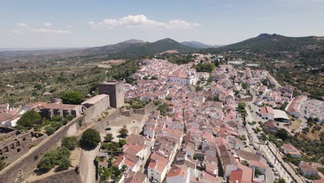 Aerial-flyover-Castelo-de-Vide-Cityscape,-Traditional-Alentejo-town-on-sunny-day