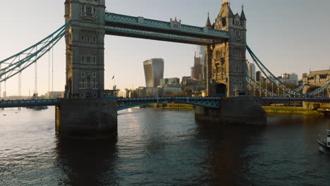 Blick-Auf-Reisende-Autos-Und-Fähren,-Die-Bei-Sonnenuntergang-Unter-Der-Historischen-Tower-Bridge-In-London-Vorbeifahren