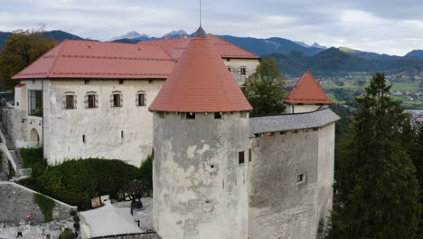 Castillo-De-Bled-En-La-Colina-En-Eslovenia---Disparo-De-Drones