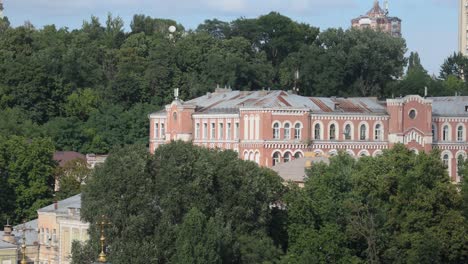 Edificio-Histórico-Con-Frondosos-árboles-Verdes-Durante-El-Día-En-La-Ciudad-De-Kyiv,-Ucrania