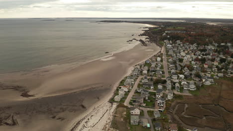 Atemberaubende-Luftaufnahme-Einer-Kleinen-Strandstadt-In-Maine