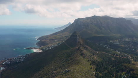 Vista-Panorámica-Del-Pico-De-Judas,-Parque-Nacional-De-La-Montaña-De-La-Mesa,-Ciudad-Del-Cabo,-Sudáfrica---Toma-Aérea-De-Drones